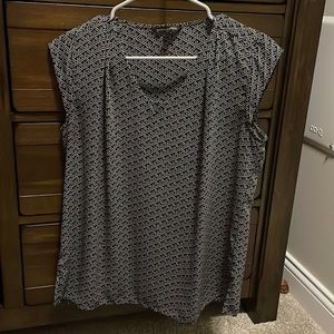Short sleeve, v-neck, 100% polyester